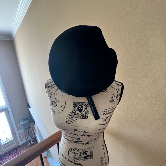 Cashmere Berrett - Picture 4 of 5